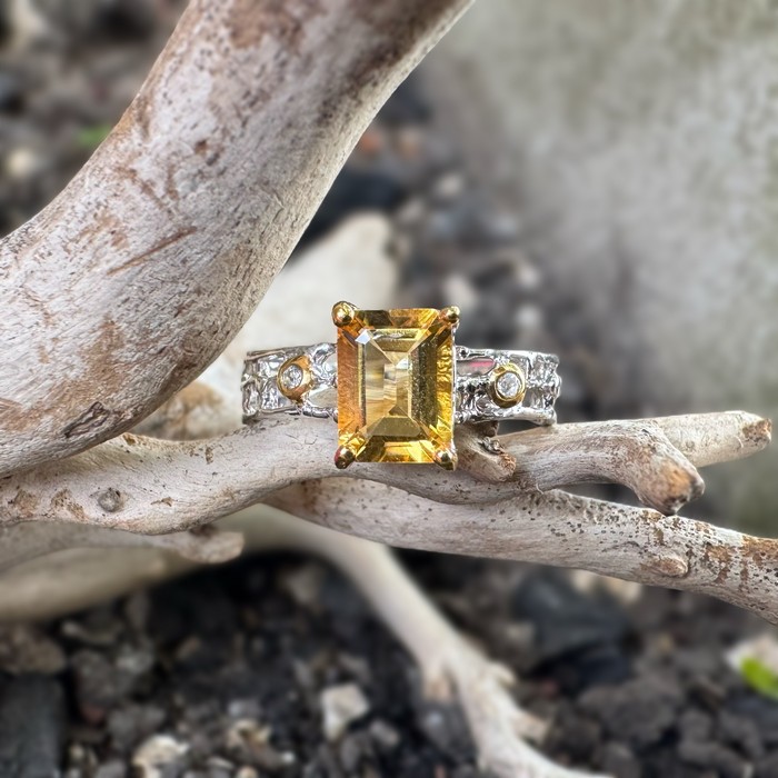 Citrine and sapphire ring